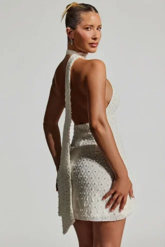 Henrietta – Verziertes Minikleid mit Schalschmuck und Neckholder-Ausschnitt in Weiß