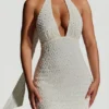 Henrietta – Verziertes Minikleid mit Schalschmuck und Neckholder-Ausschnitt in Weiß