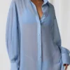 Hiva Oversize-Shirt mit Perlenverzierung in Himmelblau Hiva Oversize-Shirt mit Perlenverzierung in Himmelblau