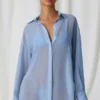 Hiva Oversize-Shirt mit Perlenverzierung in Himmelblau Hiva Oversize-Shirt mit Perlenverzierung in Himmelblau