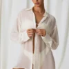 Hiva Oversize-Shirt mit Perlenverzierung in Perlweiß Hiva Oversize-Shirt mit Perlenverzierung in Perlweiß