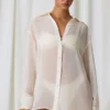 Hiva Oversize-Shirt mit Perlenverzierung in Perlweiß Hiva Oversize-Shirt mit Perlenverzierung in Perlweiß