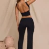 Hollis Mid-Rise Straight Leg Trousers in Schwarz Hollis Mid-Rise Straight Leg Trousers in Schwarz