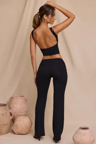 Hollis Mid-Rise Straight Leg Trousers in Schwarz