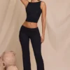 Hollis Mid-Rise Straight Leg Trousers in Schwarz Hollis Mid-Rise Straight Leg Trousers in Schwarz