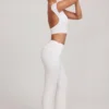 Hollis Mid-Rise Straight Leg Trousers in Weiß Hollis Mid-Rise Straight Leg Trousers in Weiß