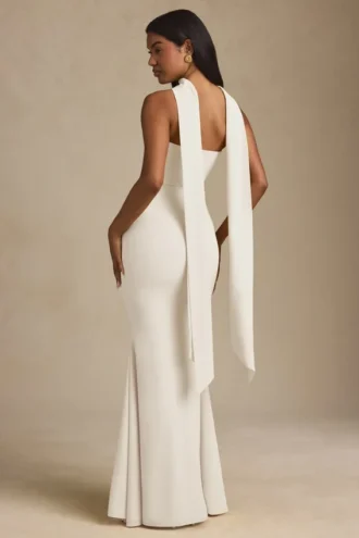 Imogene – trägerloses Abendkleid mit Schaldetail in Elfenbein