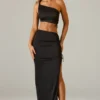 Ishaana Maxirock mit Rüschen und asymmetrischer Taille in Schwarz Ishaana Maxirock mit Rüschen und asymmetrischer Taille in Schwarz