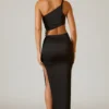 Ishaana Maxirock mit Rüschen und asymmetrischer Taille in Schwarz Ishaana Maxirock mit Rüschen und asymmetrischer Taille in Schwarz