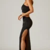 Ishaana Maxirock mit Rüschen und asymmetrischer Taille in Schwarz Ishaana Maxirock mit Rüschen und asymmetrischer Taille in Schwarz
