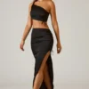 Ishaana Maxirock mit Rüschen und asymmetrischer Taille in Schwarz Ishaana Maxirock mit Rüschen und asymmetrischer Taille in Schwarz