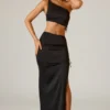 Ishaana Maxirock mit Rüschen und asymmetrischer Taille in Schwarz Ishaana Maxirock mit Rüschen und asymmetrischer Taille in Schwarz