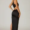 Ishaana Maxirock mit Rüschen und asymmetrischer Taille in Schwarz Ishaana Maxirock mit Rüschen und asymmetrischer Taille in Schwarz