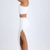 Ishaana Maxirock mit Rüschen und asymmetrischer Taille in Weiß Ishaana Maxirock mit Rüschen und asymmetrischer Taille in Weiß