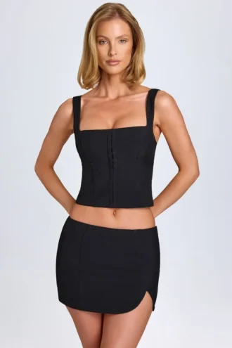 Issa Minirock mit geschwungener Silhouette und niedriger Leibhöhe in Schwarz Issa Minirock mit geschwungener Silhouette und niedriger Leibhöhe in Schwarz