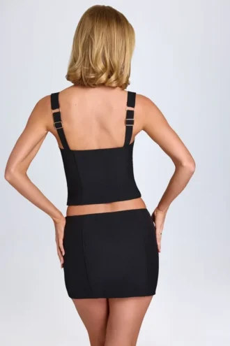 Issa Minirock mit geschwungener Silhouette und niedriger Leibhöhe in Schwarz Issa Minirock mit geschwungener Silhouette und niedriger Leibhöhe in Schwarz