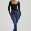 Jacey High-Rise Flared Jeans in Indigo-Waschung Jacey High-Rise Flared Jeans in Indigo-Waschung
