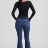 Jacey High-Rise Flared Jeans in Indigo-Waschung Jacey High-Rise Flared Jeans in Indigo-Waschung