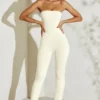 Jamila trägerloser Jumpsuit mit ausgestelltem Saum in Elfenbein Jamila trägerloser Jumpsuit mit ausgestelltem Saum in Elfenbein
