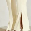 Jamila trägerloser Jumpsuit mit ausgestelltem Saum in Elfenbein Jamila trägerloser Jumpsuit mit ausgestelltem Saum in Elfenbein
