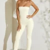 Jamila trägerloser Jumpsuit mit ausgestelltem Saum in Elfenbein Jamila trägerloser Jumpsuit mit ausgestelltem Saum in Elfenbein