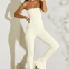 Jamila trägerloser Jumpsuit mit ausgestelltem Saum in Elfenbein Jamila trägerloser Jumpsuit mit ausgestelltem Saum in Elfenbein