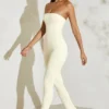 Jamila trägerloser Jumpsuit mit ausgestelltem Saum in Elfenbein Jamila trägerloser Jumpsuit mit ausgestelltem Saum in Elfenbein