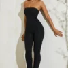 Jamila trägerloser Jumpsuit mit ausgestelltem Saum in Schwarz Jamila trägerloser Jumpsuit mit ausgestelltem Saum in Schwarz