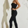 Jamila trägerloser Jumpsuit mit ausgestelltem Saum in Schwarz Jamila trägerloser Jumpsuit mit ausgestelltem Saum in Schwarz
