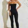 Jamila trägerloser Jumpsuit mit ausgestelltem Saum in Schwarz Jamila trägerloser Jumpsuit mit ausgestelltem Saum in Schwarz
