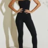 Jamila trägerloser Jumpsuit mit ausgestelltem Saum in Schwarz Jamila trägerloser Jumpsuit mit ausgestelltem Saum in Schwarz