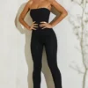 Jamila trägerloser Jumpsuit mit ausgestelltem Saum in Schwarz Jamila trägerloser Jumpsuit mit ausgestelltem Saum in Schwarz
