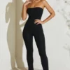 Jamila trägerloser Jumpsuit mit ausgestelltem Saum in Schwarz Jamila trägerloser Jumpsuit mit ausgestelltem Saum in Schwarz