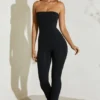 Jamila trägerloser Jumpsuit mit ausgestelltem Saum in Schwarz Jamila trägerloser Jumpsuit mit ausgestelltem Saum in Schwarz