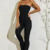 Jamila trägerloser Jumpsuit mit ausgestelltem Saum in Schwarz Jamila trägerloser Jumpsuit mit ausgestelltem Saum in Schwarz
