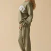 Jogginghose aus Baumwollfleece mit mittelhohem Bund in Khaki-Grün Jogginghose aus Baumwollfleece mit mittelhohem Bund in Khaki-Grün