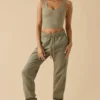 Jogginghose aus Baumwollfleece mit mittelhohem Bund in Khaki-Grün Jogginghose aus Baumwollfleece mit mittelhohem Bund in Khaki-Grün