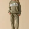 Jogginghose aus Baumwollfleece mit mittelhohem Bund in Khaki-Grün Jogginghose aus Baumwollfleece mit mittelhohem Bund in Khaki-Grün
