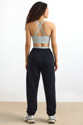 Jogginghose aus Baumwollfleece mit mittlerer Leibhöhe in Schwarz