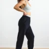 Jogginghose aus Baumwollfleece mit mittlerer Leibhöhe in Schwarz