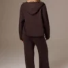 Jogginghose aus geripptem Strick mit weitem Bein in Pecan Jogginghose aus geripptem Strick mit weitem Bein in Pecan