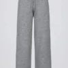 Jogginghose aus Strick mit mittlerer Leibhöhe und weitem Bein in Grau Jogginghose aus Strick mit mittlerer Leibhöhe und weitem Bein in Grau
