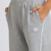Jogginghose mit mittlerer Leibhöhe und geradem Bein in Grau meliert Jogginghose mit mittlerer Leibhöhe und geradem Bein in Grau meliert