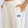 Jogginghose mit mittlerer Leibhöhe und geradem Bein in Weiß Jogginghose mit mittlerer Leibhöhe und geradem Bein in Weiß