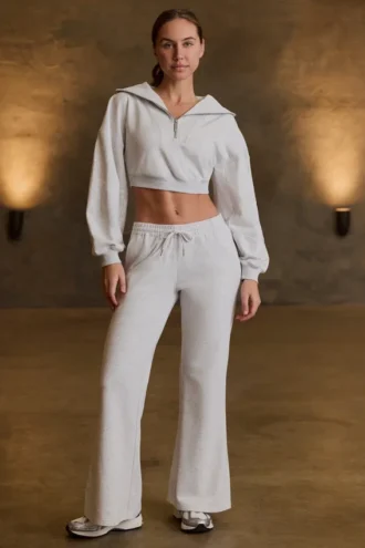 Jogginghose mit niedriger Leibhöhe und weitem Bein in Grau meliert Jogginghose mit niedriger Leibhöhe und weitem Bein in Grau meliert