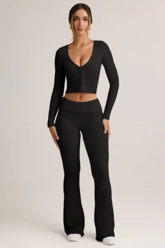 Jules Modal-Rippenhose mit Umschlag und ausgestelltem Bein in Schwarz