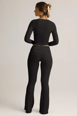 Jules Modal-Rippenhose mit Umschlag und ausgestelltem Bein in Schwarz