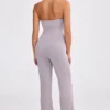 Jumpsuit aus grobem Strick mit Bandeau-Ausschnitt und ausgestelltem Bein in staubigem Lavendel Jumpsuit aus grobem Strick mit Bandeau-Ausschnitt und ausgestelltem Bein in staubigem Lavendel