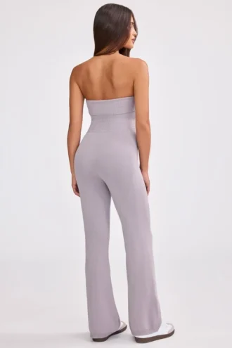 Jumpsuit aus grobem Strick mit Bandeau-Ausschnitt und ausgestelltem Bein in staubigem Lavendel