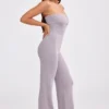 Jumpsuit aus grobem Strick mit Bandeau-Ausschnitt und ausgestelltem Bein in staubigem Lavendel Jumpsuit aus grobem Strick mit Bandeau-Ausschnitt und ausgestelltem Bein in staubigem Lavendel